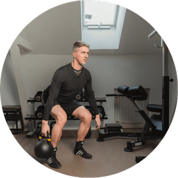 Vierte Personen führen unterschiedliche Fitnessübungen in einem modernen Raum durch.