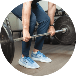 Vierte Personen führen unterschiedliche Fitnessübungen in einem modernen Raum durch.